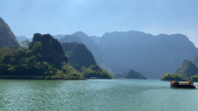 江上春山远