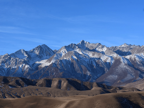 荒丘之上雪连绵