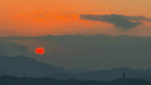 晚山衔日落